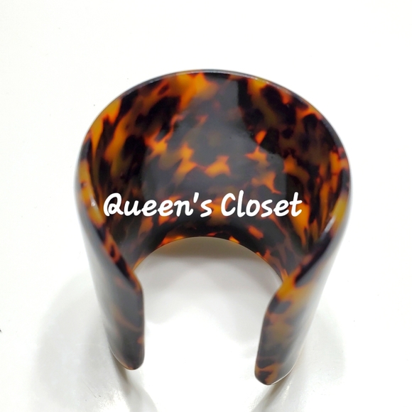 Tory Burch | Tortoise Resin Logo Statement Cuff - Picture 3 of 4